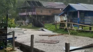 Atap Rumah Warga di Dua Boccoe Bone Diterbangkan Angin Kencang