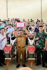 Bupati Bone Serahkan 54 Unit Bantuan Traktor ke Petani di Bone Utara