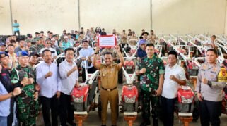 Bupati Bone Serahkan 54 Unit Bantuan Traktor ke Petani di Bone Utara