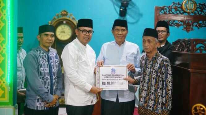 Tim Safari Ramadan Pemerintah Kabupaten (Pemkab) Bone 1446 H/2025 M yang tergabung dalam Tim II yang dipimpin oleh Wakil Bupati Bone Andi Akmal Pasluddin, berlanjut ke malam tujuh Ramadan.