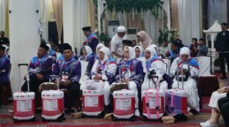 158 Jemaah Haji Kloter 3 Bone Resmi Diberangkatkan, Termuda 19 Tahun Tertua 97 Tahun 36 158 Jemaah Kloter 3 Bone Resmi Diberangkatkan, Termuda 19 Tahun Tertua 97 Tahun