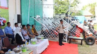 Bupati Bone Bagikan 202 Traktor dan 429 Pompa Air untuk Kelompok Tani di Bone 6 Bupati Bone Bagikan 202 Traktor dan 429 Pompa Air untuk Kelompok Tani di Bone