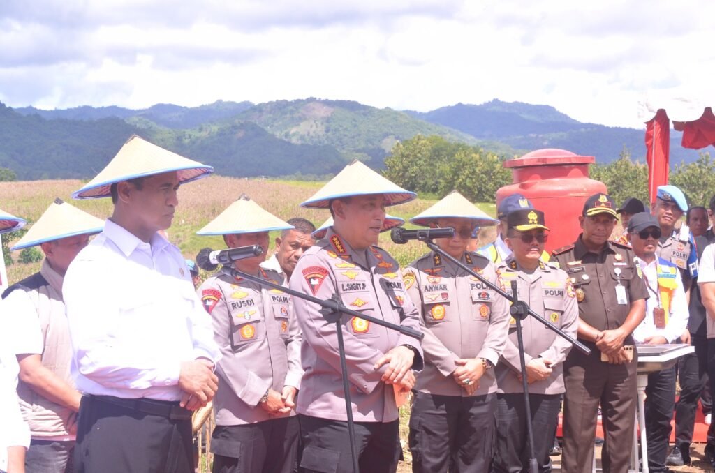 FOTO: Kapolri dan Mentan Hadiri Panen Raya Jagung di Ponre Bone