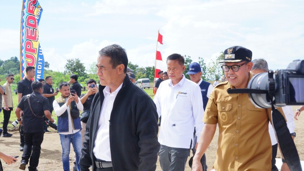 FOTO: Kapolri dan Mentan Hadiri Panen Raya Jagung di Ponre Bone