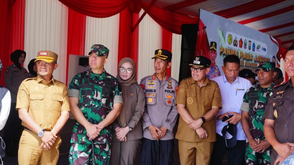 FOTO: Kapolri dan Mentan Hadiri Panen Raya Jagung di Ponre Bone