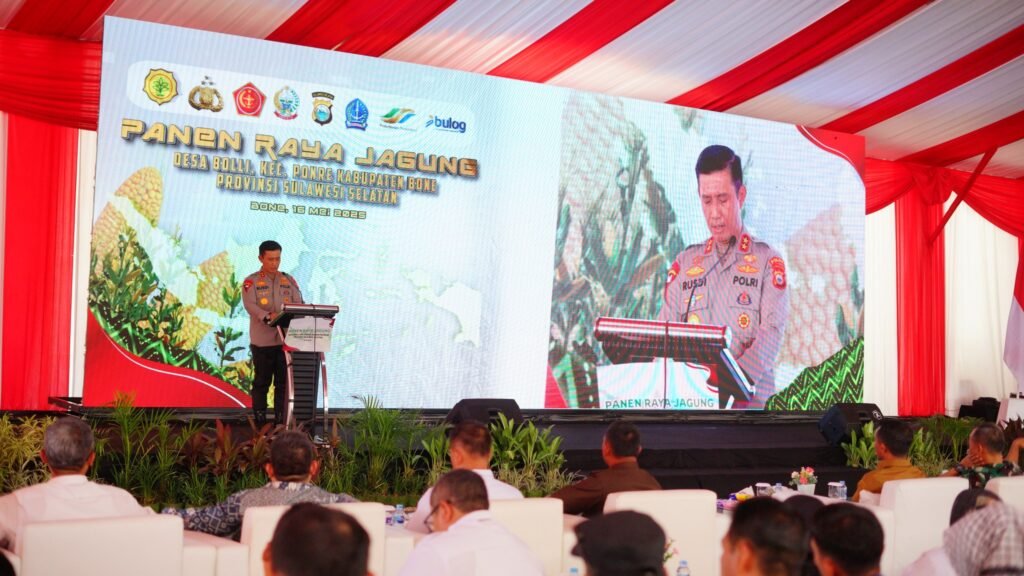 FOTO: Kapolri dan Mentan Hadiri Panen Raya Jagung di Ponre Bone