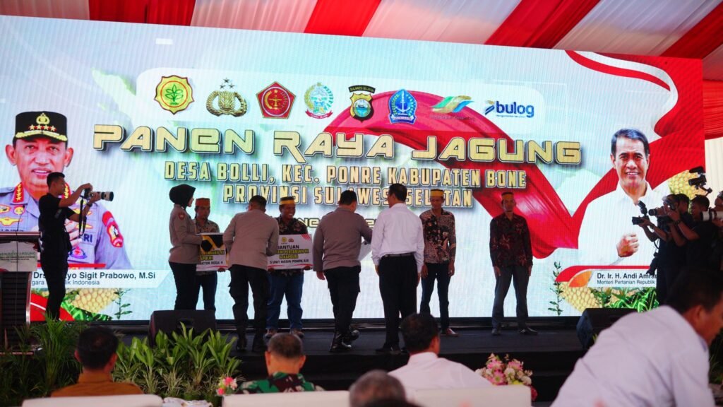 FOTO: Kapolri dan Mentan Hadiri Panen Raya Jagung di Ponre Bone
