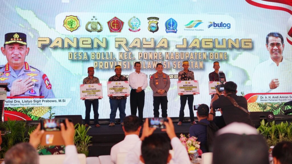 FOTO: Kapolri dan Mentan Hadiri Panen Raya Jagung di Ponre Bone