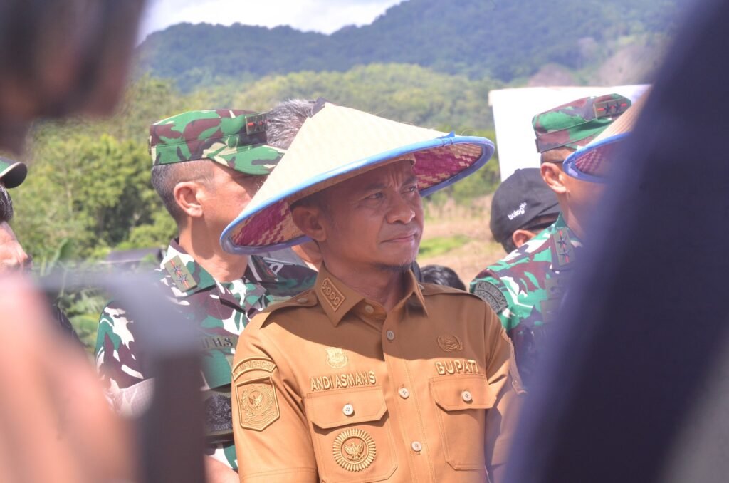 FOTO: Kapolri dan Mentan Hadiri Panen Raya Jagung di Ponre Bone