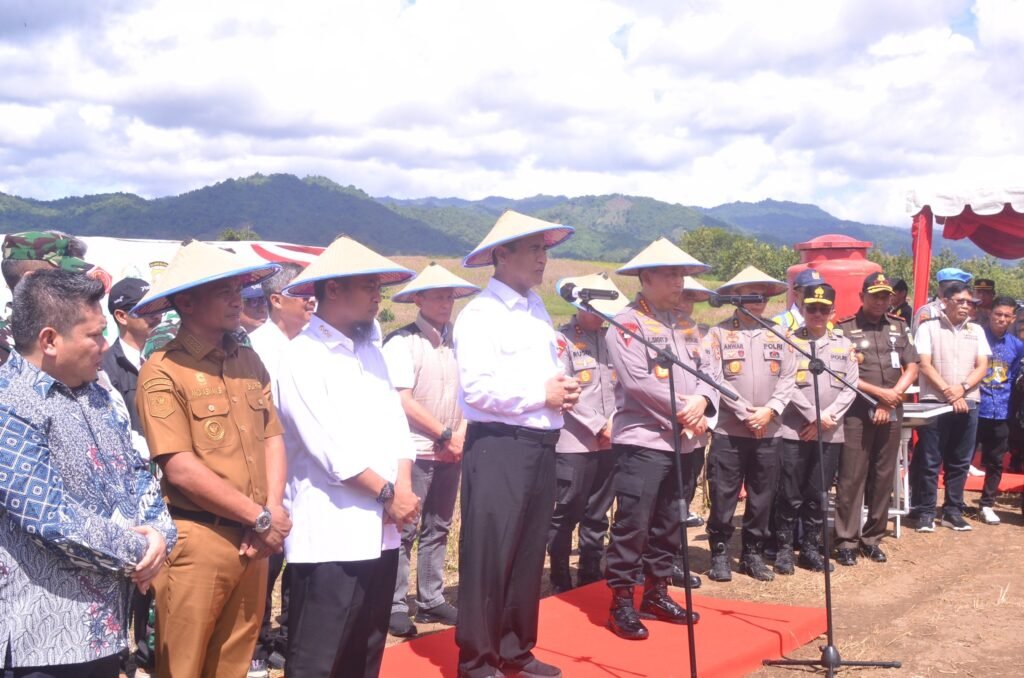 FOTO: Kapolri dan Mentan Hadiri Panen Raya Jagung di Ponre Bone