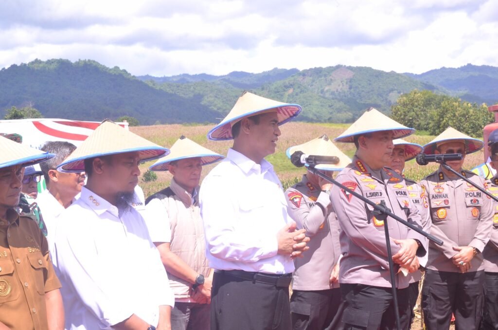 FOTO: Kapolri dan Mentan Hadiri Panen Raya Jagung di Ponre Bone