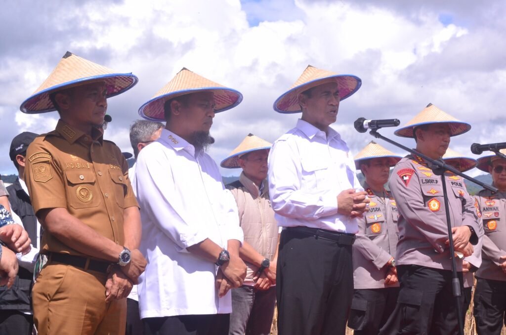 FOTO: Kapolri dan Mentan Hadiri Panen Raya Jagung di Ponre Bone
