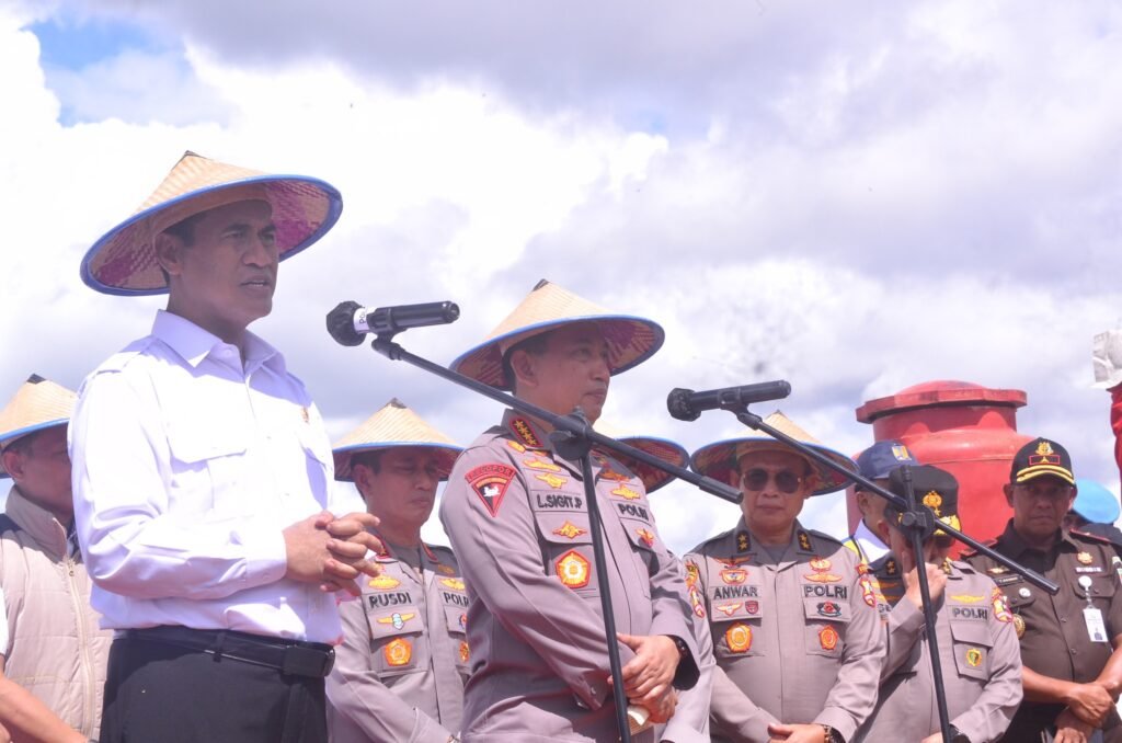 FOTO: Kapolri dan Mentan Hadiri Panen Raya Jagung di Ponre Bone
