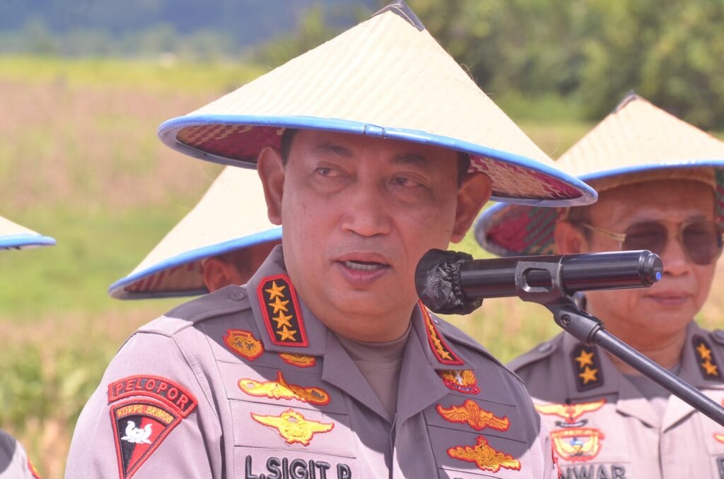 FOTO: Kapolri dan Mentan Hadiri Panen Raya Jagung di Ponre Bone