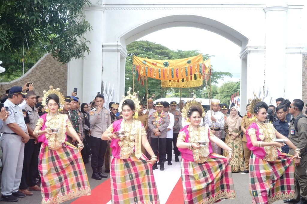 Pemkab dan Dewan Adat Saoraja Bone Berikan Gelar Kehormatan untuk Kapolri dan Mentan