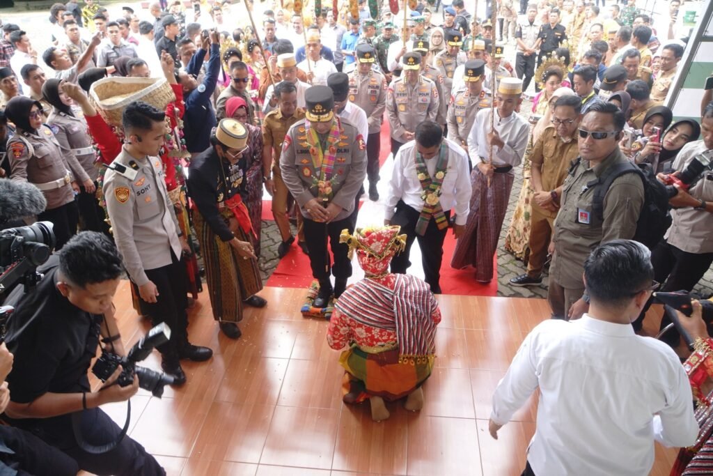 Pemkab dan Dewan Adat Saoraja Bone Berikan Gelar Kehormatan untuk Kapolri dan Mentan