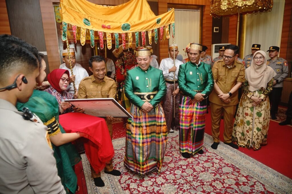 Pemkab dan Dewan Adat Saoraja Bone Berikan Gelar Kehormatan untuk Kapolri dan Mentan