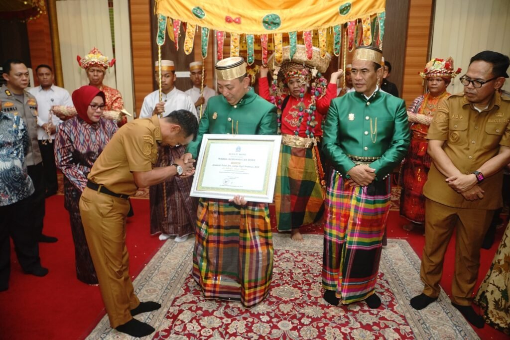 Pemkab dan Dewan Adat Saoraja Bone Berikan Gelar Kehormatan untuk Kapolri dan Mentan