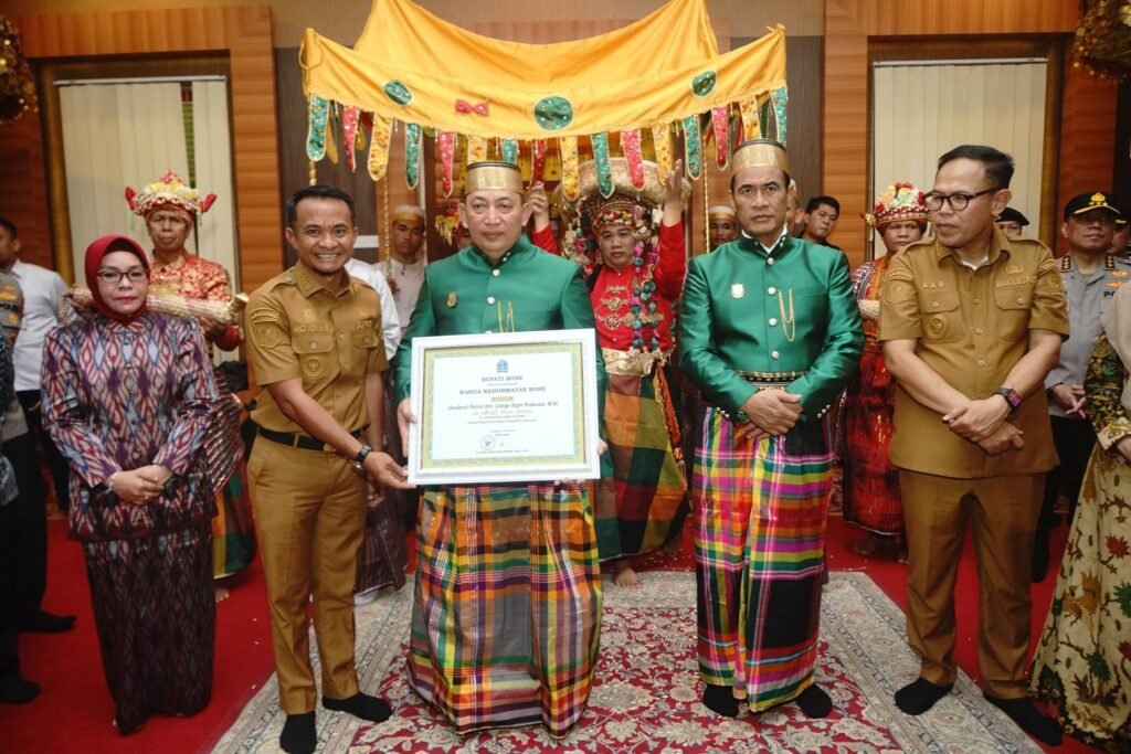 Pemkab dan Dewan Adat Saoraja Bone Berikan Gelar Kehormatan untuk Kapolri dan Mentan