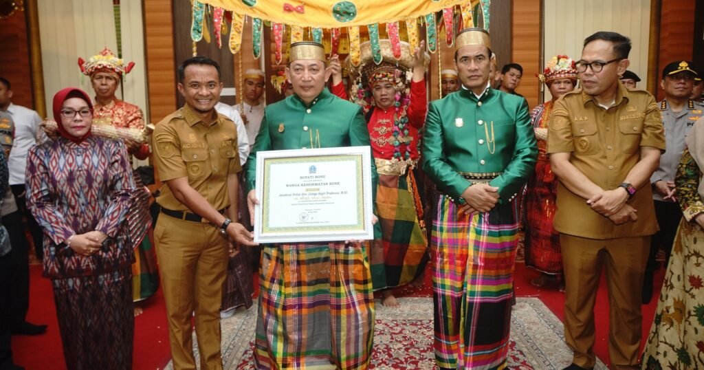 Pemkab dan Dewan Adat Saoraja Bone Berikan Gelar Kehormatan untuk Kapolri dan Mentan