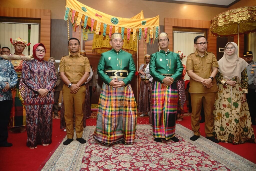 Pemkab dan Dewan Adat Saoraja Bone Berikan Gelar Kehormatan untuk Kapolri dan Mentan