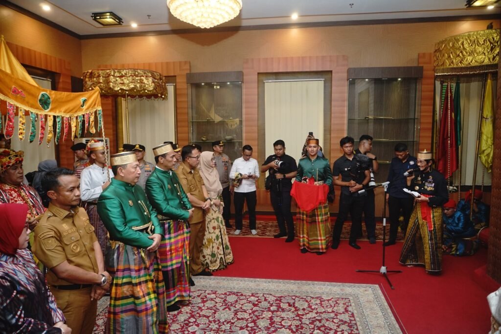 Pemkab dan Dewan Adat Saoraja Bone Berikan Gelar Kehormatan untuk Kapolri dan Mentan
