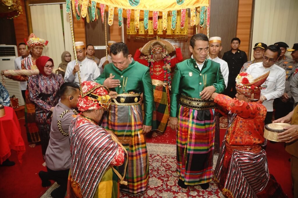 Pemkab dan Dewan Adat Saoraja Bone Berikan Gelar Kehormatan untuk Kapolri dan Mentan
