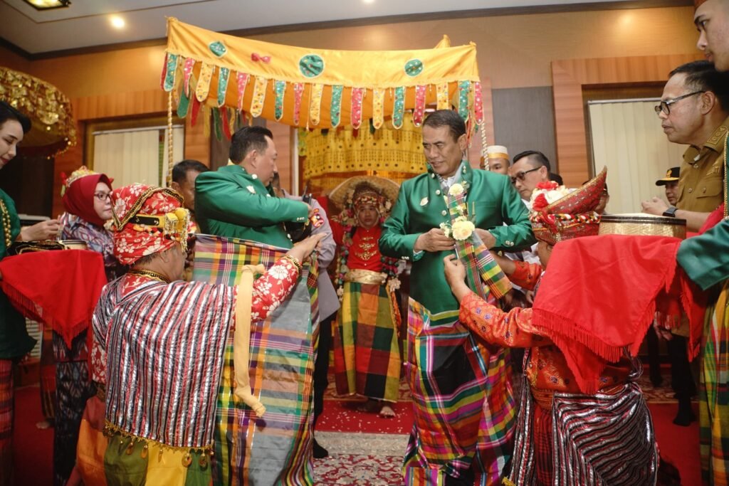Pemkab dan Dewan Adat Saoraja Bone Berikan Gelar Kehormatan untuk Kapolri dan Mentan