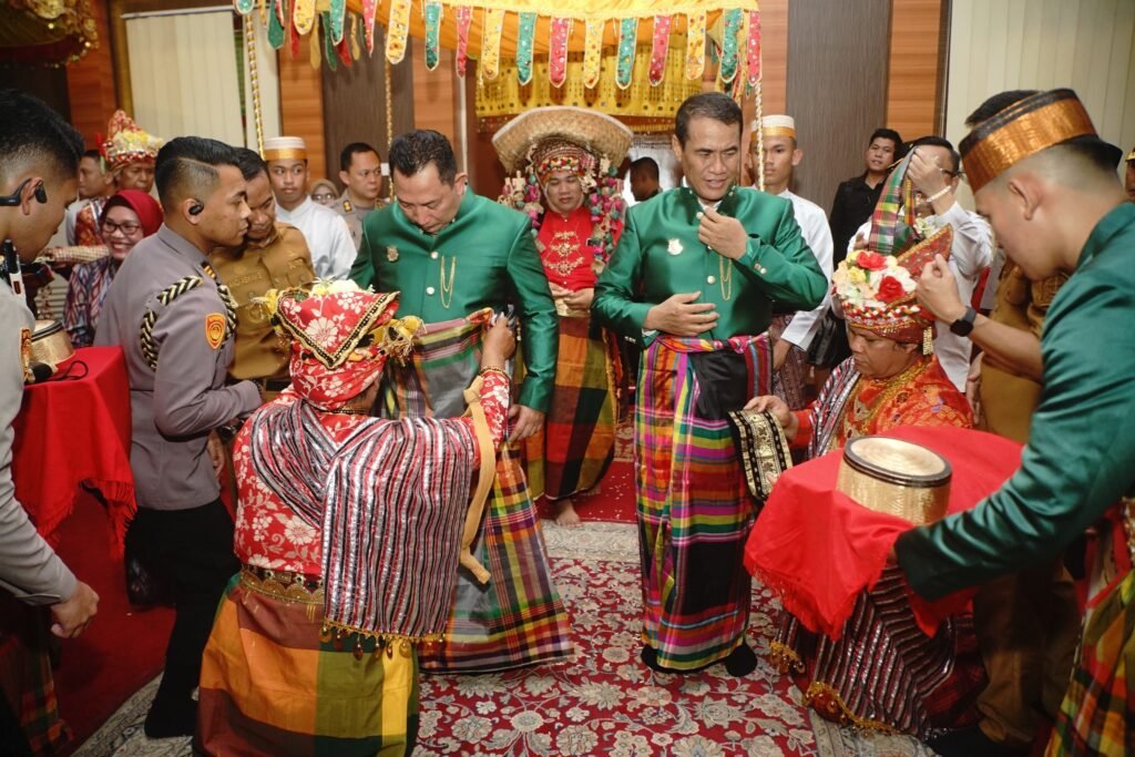 Pemkab dan Dewan Adat Saoraja Bone Berikan Gelar Kehormatan untuk Kapolri dan Mentan