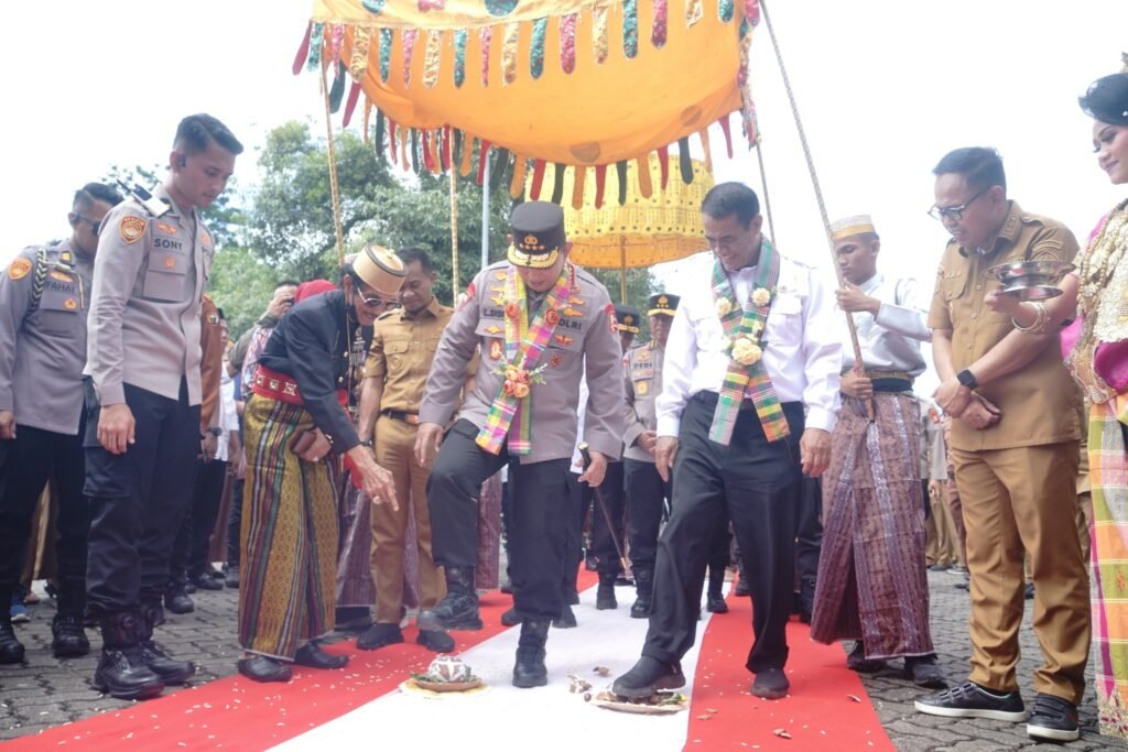Pemkab dan Dewan Adat Saoraja Bone Berikan Gelar Kehormatan untuk Kapolri dan Mentan