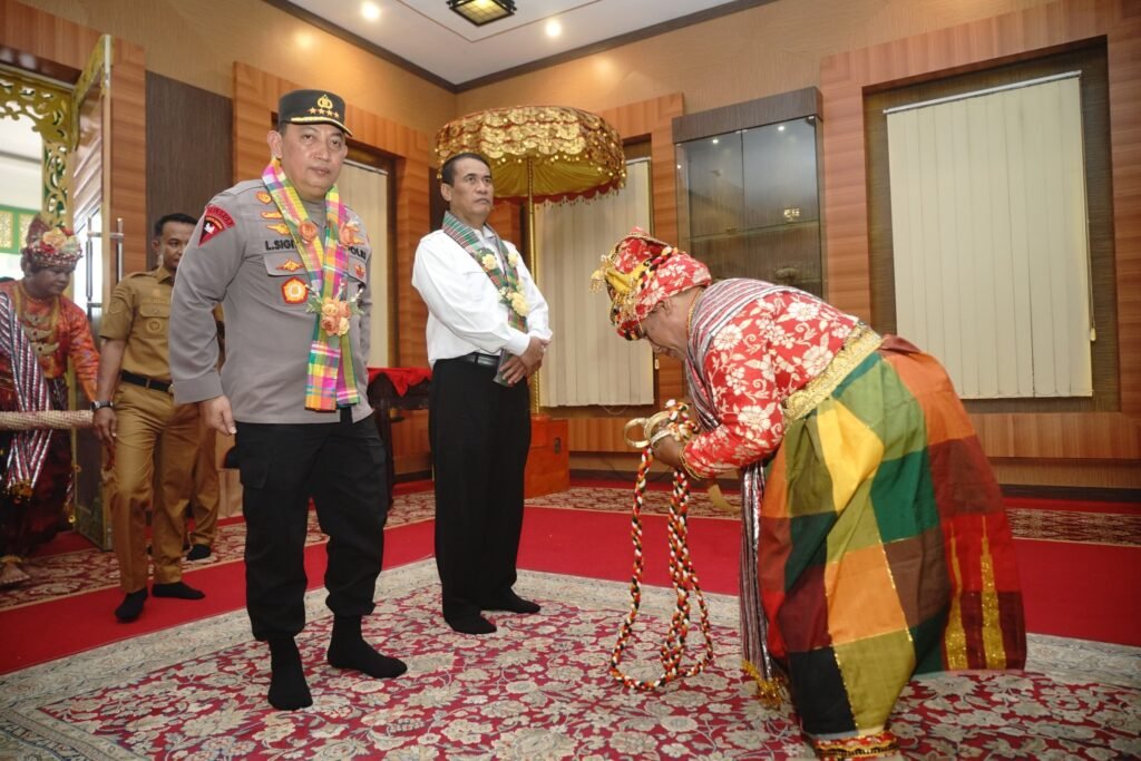 Pemkab dan Dewan Adat Saoraja Bone Berikan Gelar Kehormatan untuk Kapolri dan Mentan