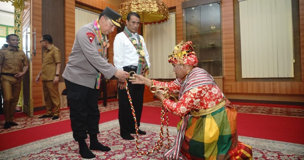 Pemkab dan Dewan Adat Saoraja Bone Berikan Gelar Kehormatan untuk Kapolri dan Mentan