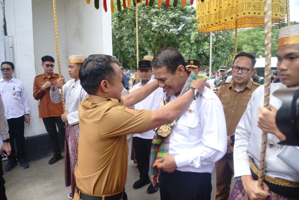 Pemkab dan Dewan Adat Saoraja Bone Berikan Gelar Kehormatan untuk Kapolri dan Mentan