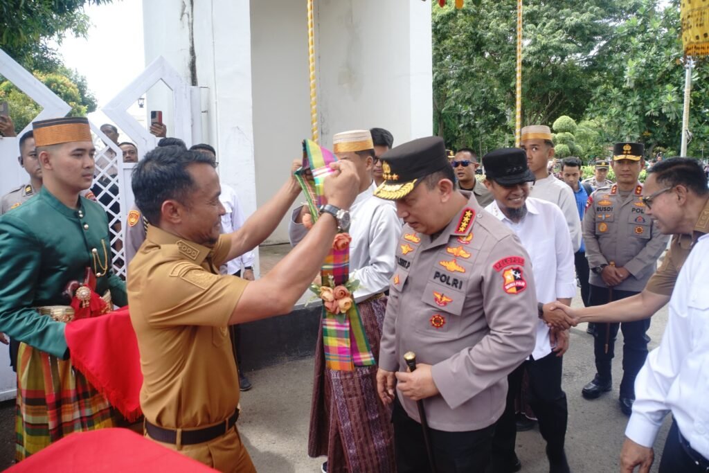 Pemkab dan Dewan Adat Saoraja Bone Berikan Gelar Kehormatan untuk Kapolri dan Mentan