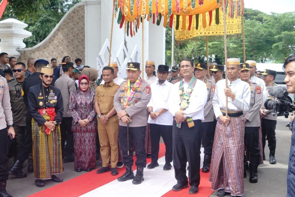 Pemkab dan Dewan Adat Saoraja Bone Berikan Gelar Kehormatan untuk Kapolri dan Mentan