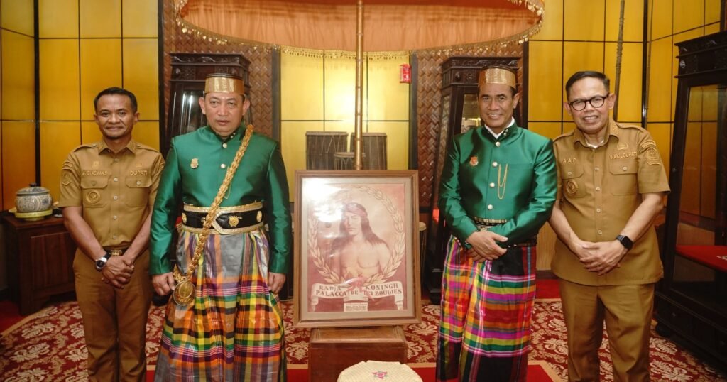 Pemkab dan Dewan Adat Saoraja Bone Berikan Gelar Kehormatan untuk Kapolri dan Mentan