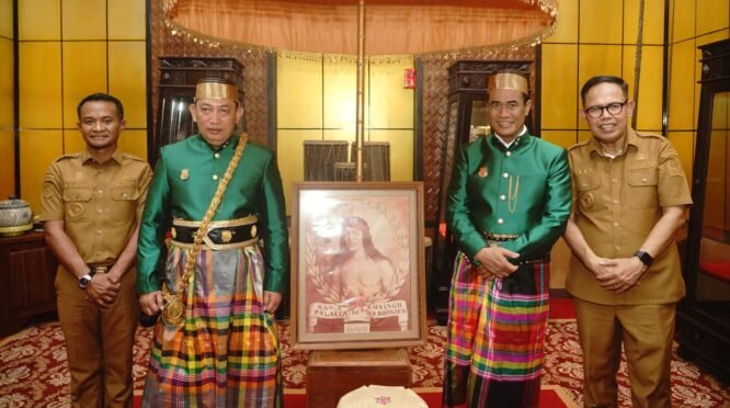 Pemkab dan Dewan Adat Saoraja Bone Berikan Gelar Kehormatan untuk Kapolri dan Mentan 1 Pemkab dan Dewan Adat Saoraja Bone Berikan Gelar Kehormatan untuk Kapolri dan Mentan