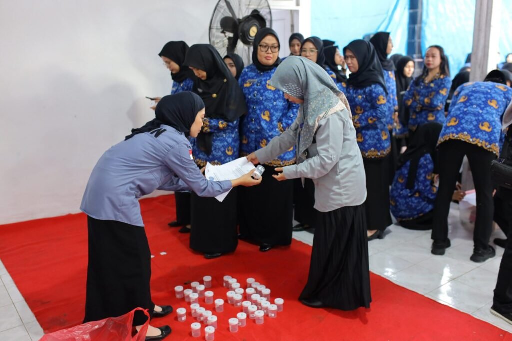 70 CPNS Bone Terima SK, Bupati Perintahkan Tes Urine di Tempat untuk Perangi Narkoba 10 70 CPNS Bone Terima SK, Bupati Perintahkan Tes Urine di Tempat untuk Perangi Narkoba