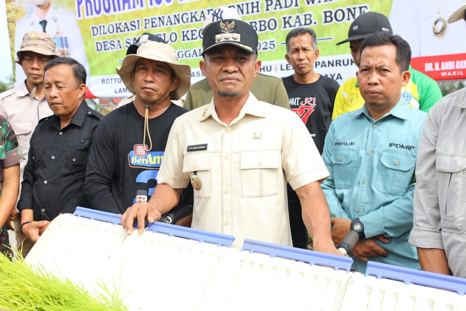 Tunaikan Program 100 Hari Kerja, Andi Asman Sulaiman Bagikan Benih Padi Gratis di Barebbo 5 Tunaikan Program 100 Hari Kerja, Andi Asman Sulaiman Bagikan Benih Padi Gratis di Barebbo
