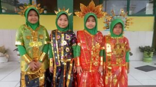 Inspiratif! Kegiatan Daur Ulang MIN 7 Bone Ubah Kantong Kresek Jadi Pakaian Adat 5 Inspiratif! Kegiatan Daur Ulang MIN 7 Bone Ubah Kantong Kresek Plastik Jadi Pakaian Adat