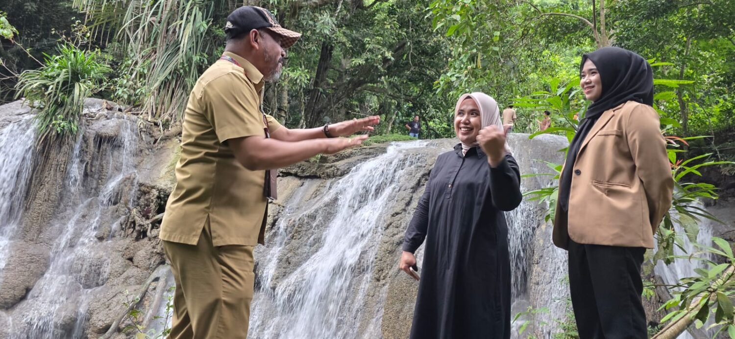 Air Terjun Mulamenre'E Ulaweng Masuk Agenda Baru Pengembangan Wisata di Bone 2 Ketua DPRD Bone, Andi Tenri Walinonong, bersama Kepala Dinas Pariwisata Bone saat berdiskusi di lokasi Air Terjun Mulamenre’e, Ulaweng, Selasa 24 Juni 2025, dalam agenda peninjauan pengembangan wisata.