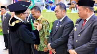 Bupati Bone Terima Pin Emas di Milad ke-71 UMI Makassar, Diakui Sebagai Salah Satu Alumni Terbaik 1 Bupati Bone Terima Pin Emas di Milad ke-71 UMI Makassar, Diakui Sebagai Salah Satu Alumni Terbaik