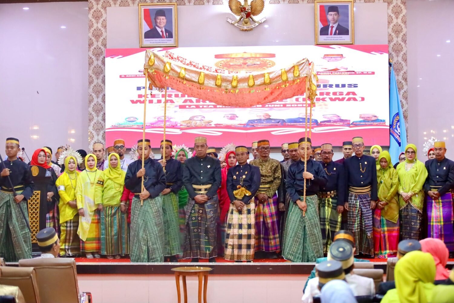 Bupati Bone Terima Pin Kehormatan Saat Hadiri Pelantikan DPP KKWA 2025