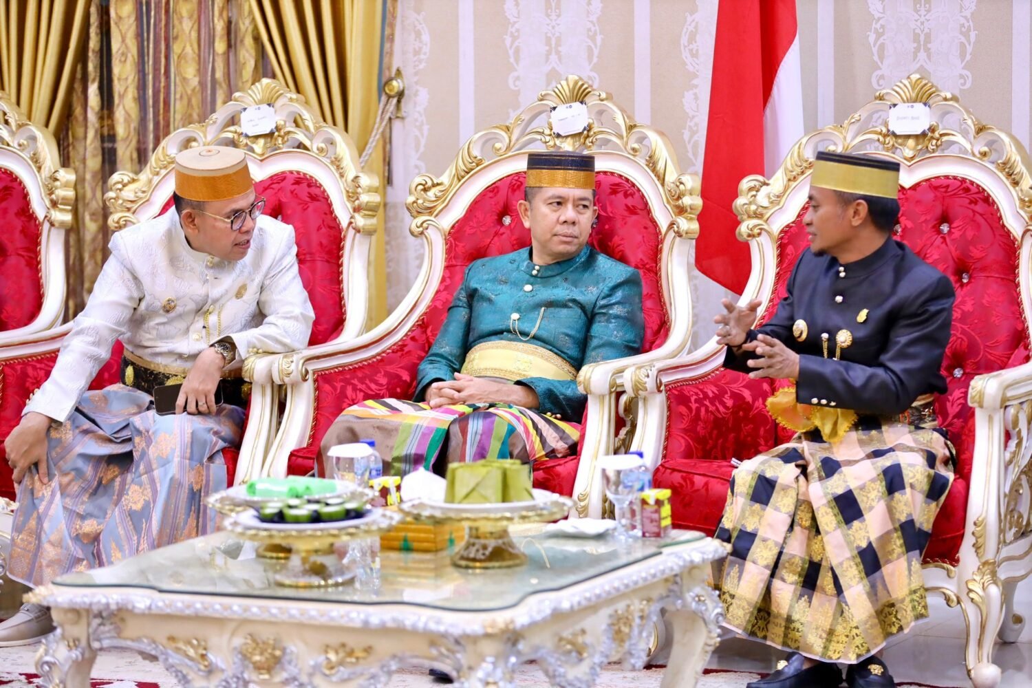 Bupati Bone Terima Pin Kehormatan Saat Hadiri Pelantikan DPP KKWA 2025