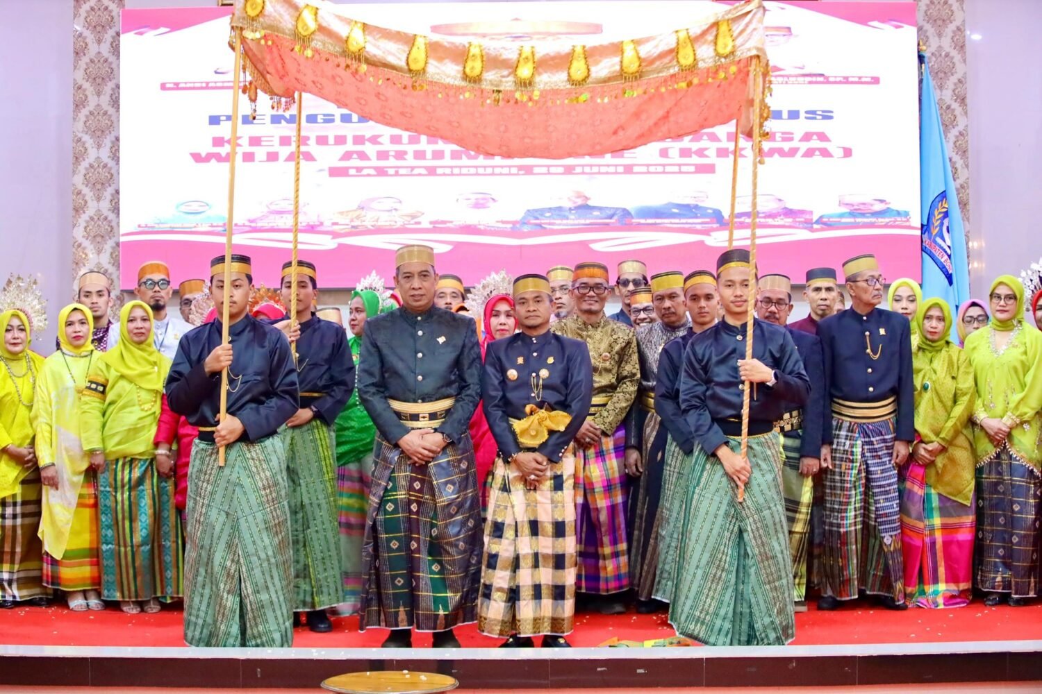 Bupati Bone Terima Pin Kehormatan Saat Hadiri Pelantikan DPP KKWA 2025