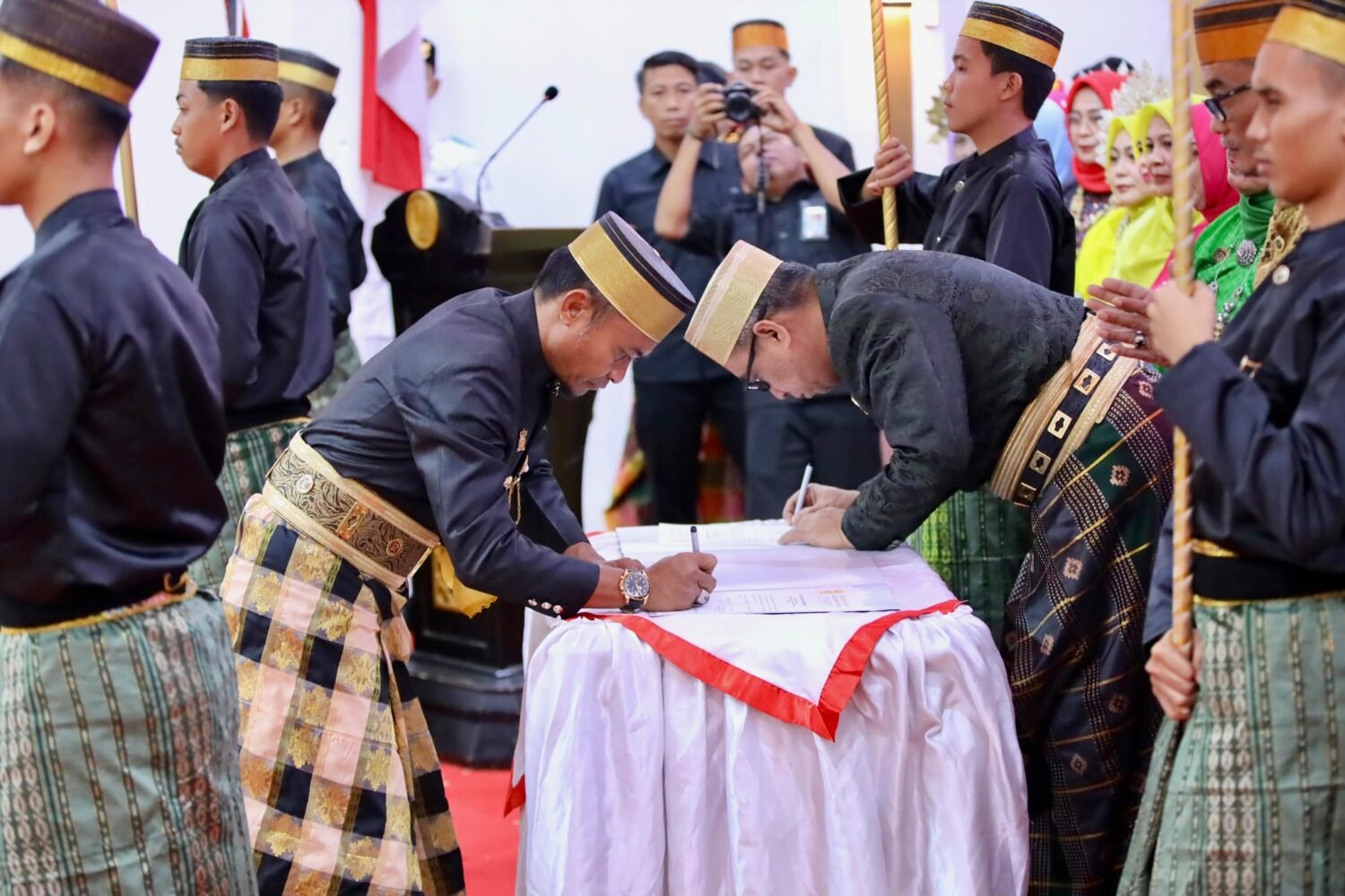 Bupati Bone Terima Pin Kehormatan Saat Hadiri Pelantikan DPP KKWA 2025
