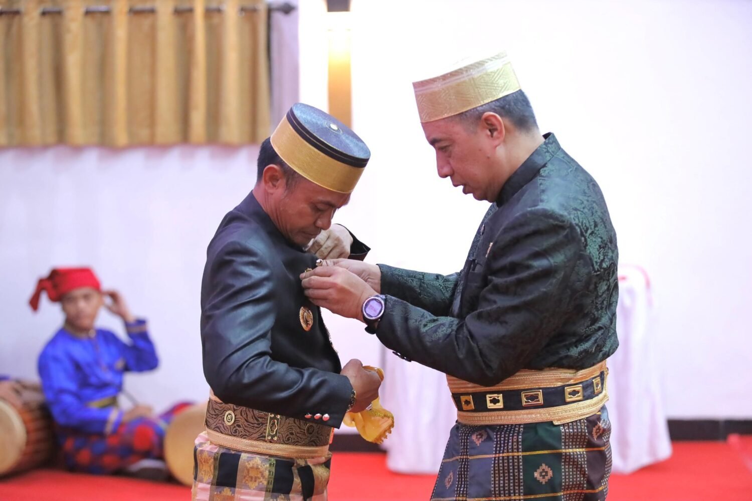 Bupati Bone Terima Pin Kehormatan Saat Hadiri Pelantikan DPP KKWA 2025