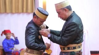 Bupati Bone Terima Pin Kehormatan Saat Hadiri Pelantikan DPP KKWA 2025