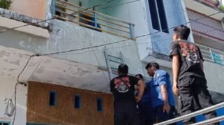 Gerak Cepat Petugas Damkar Bone Evakuasi Ruko Terkunci Dari Dalam 8 Gerak Cepat Petugas Damkar Bone Evakuasi Warga Terkunci Di Dalam Ruko