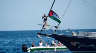 Israel Cegat Kapal Madleen ke Gaza, Greta Thunberg dan Aktivis Dunia Ditahan 12 Israel Cegat Kapal Madleen ke Gaza, Greta Thunberg dan Aktivis Dunia Ditahan(1)